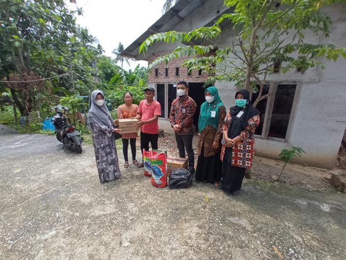 Dinas Sosial Kab. Bengkalis Serahkan Bantuan Kepada Masyarakat Korban Banjir di Desa Pangkalan Libur